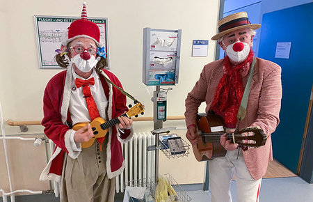 Clowns der Roten Nasen in der Klinik für Neurologie